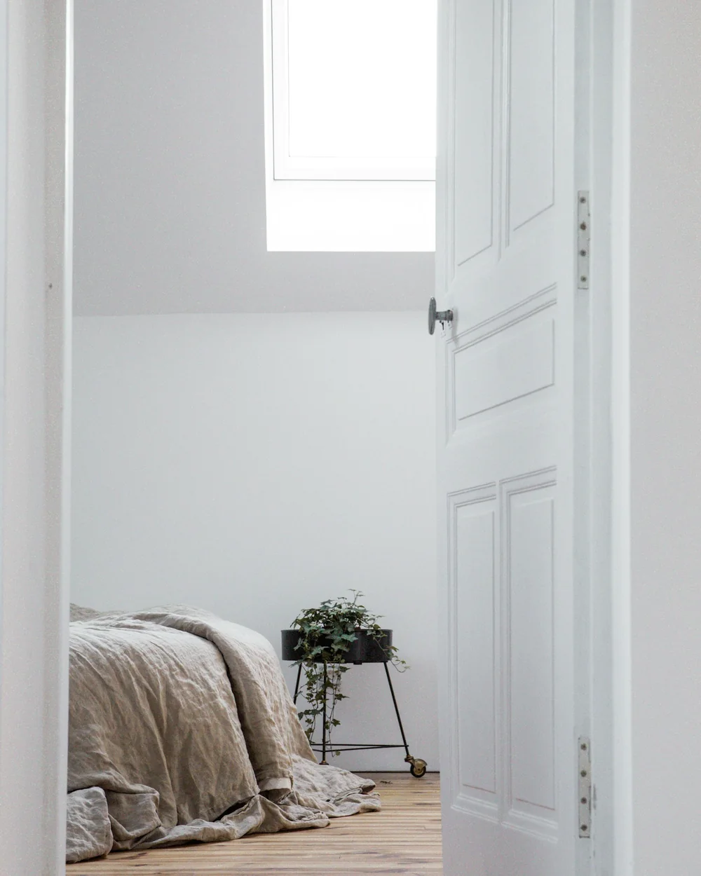 Habitació de L'Era amb llit de matrimoni i llum de matí