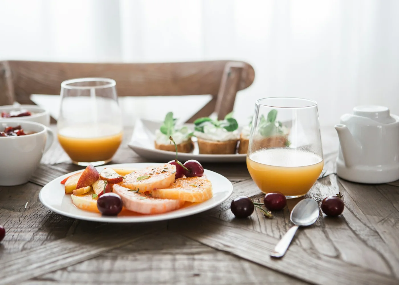 Taula parada per esmorzar amb pa, fruita i cafè